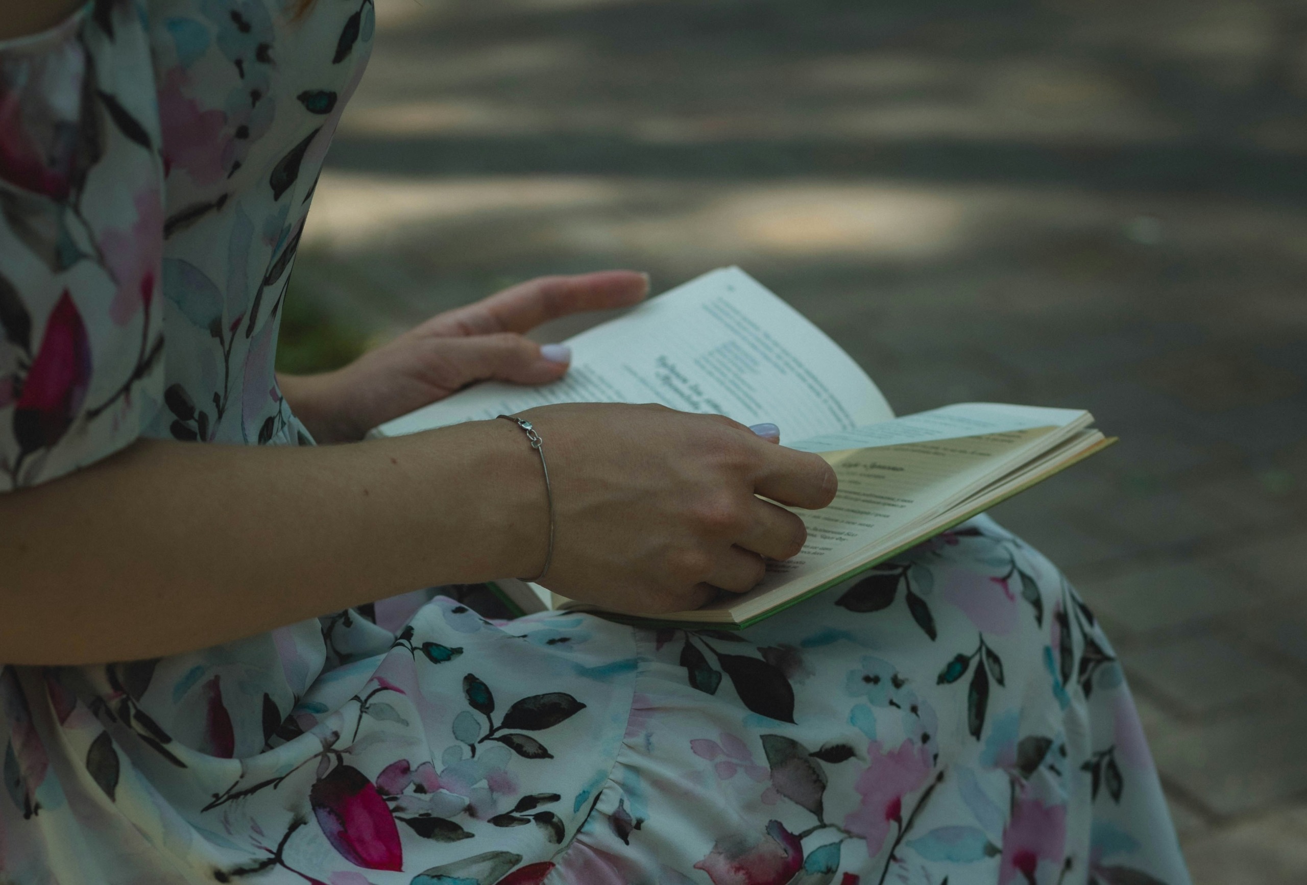 antako-RxHH5eIPmQI-unsplash-free WomanBook Crop